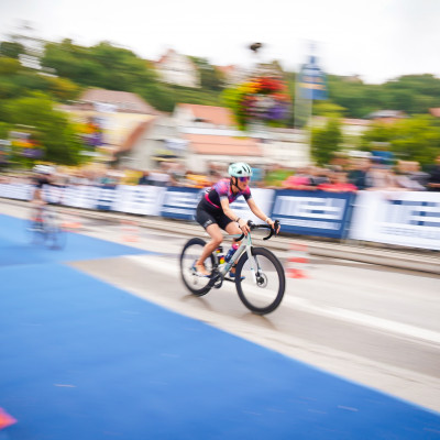 Radfahrer fahren über die Neckarbrücke