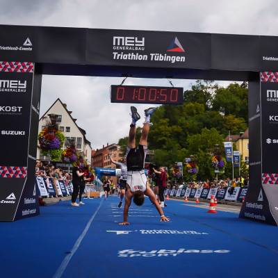Finisher macht Handstand im Zielbogen