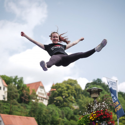 Mädchen wird in die Luft geworfen